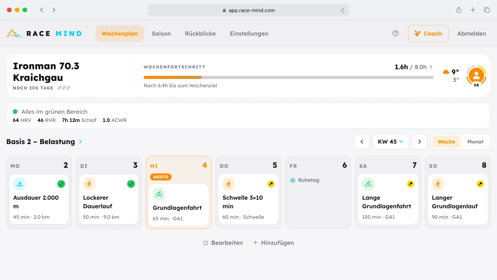 RaceMind im Browser, hell: Wochenplan als Raster aller Tage mit Wochenfortschritt und Readiness